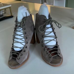 Jeffrey Campbell lace up bootie, grey / beige